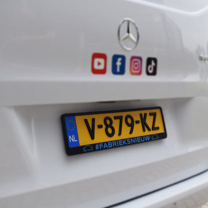 Stipt License Plate Holder op auto