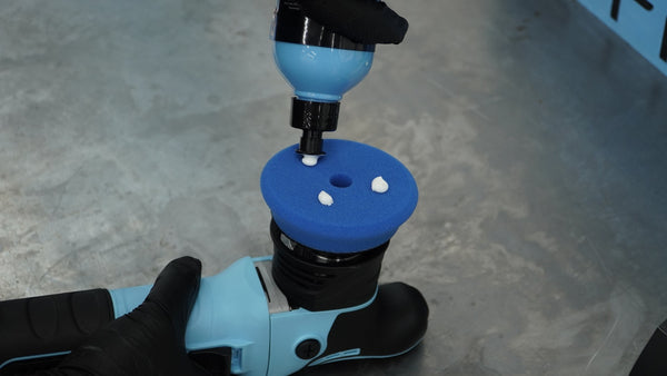 Polijstpasta op het pad aanbrengen met de Stipt Mini Dual Action Polisher Pro