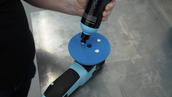 Polijstpasta op het pad aanbrengen met de Stipt Rotary Polisher Pro