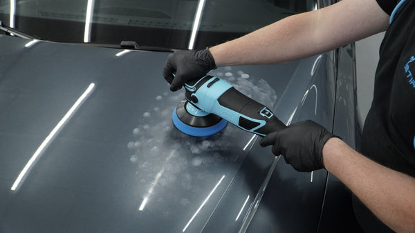 Polijstpasta verdelen op de lak met de Stipt Rotary Polisher Pro