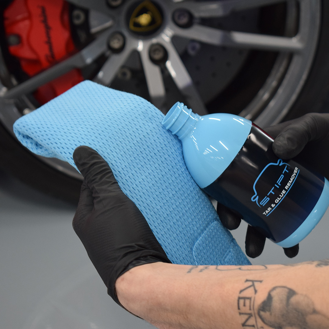 Tar & Glue Remover aanbrengen op doek