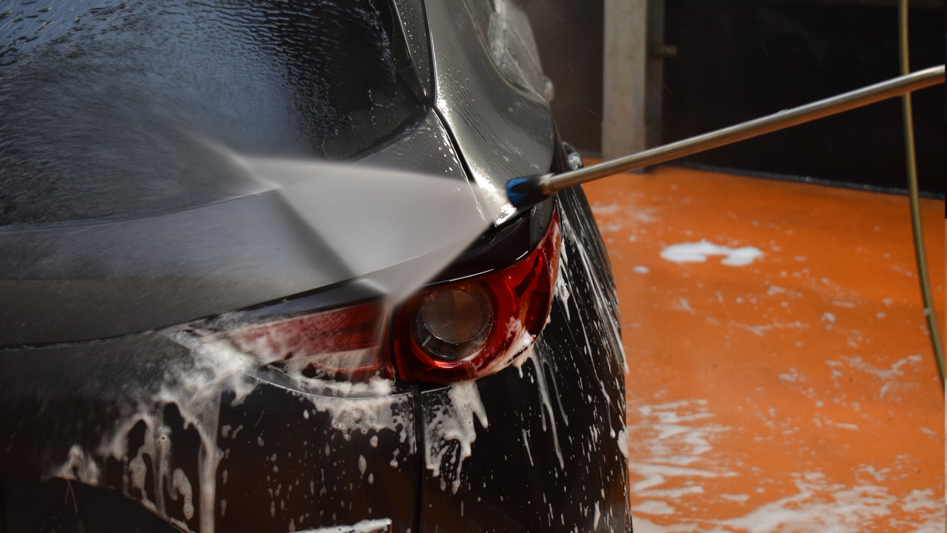 Auto afspuiten met hogedrukreiniger