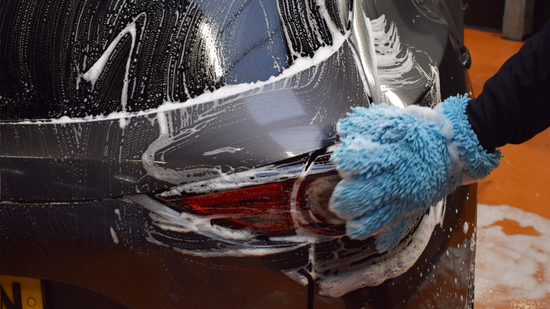 Auto wassen met de Stipt Wash Glove
