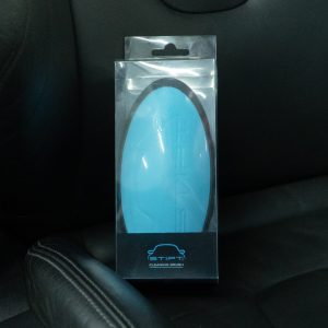 Stipt Cleaning Brush in verpakking op autostoel, detailing borstel voor interieur reiniging