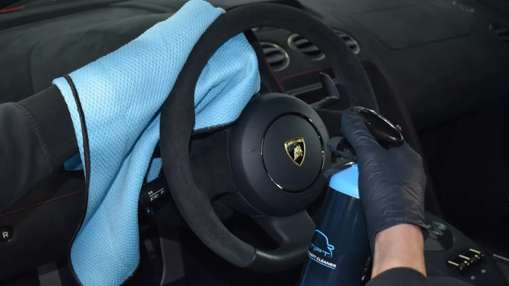 Alcantara stuur reinigen